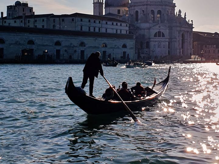 Modul 3 — Bootsausflug Murano + Burano ODER Murano/Burano/Torcello ODER Gondelfahrt mit Kommentar