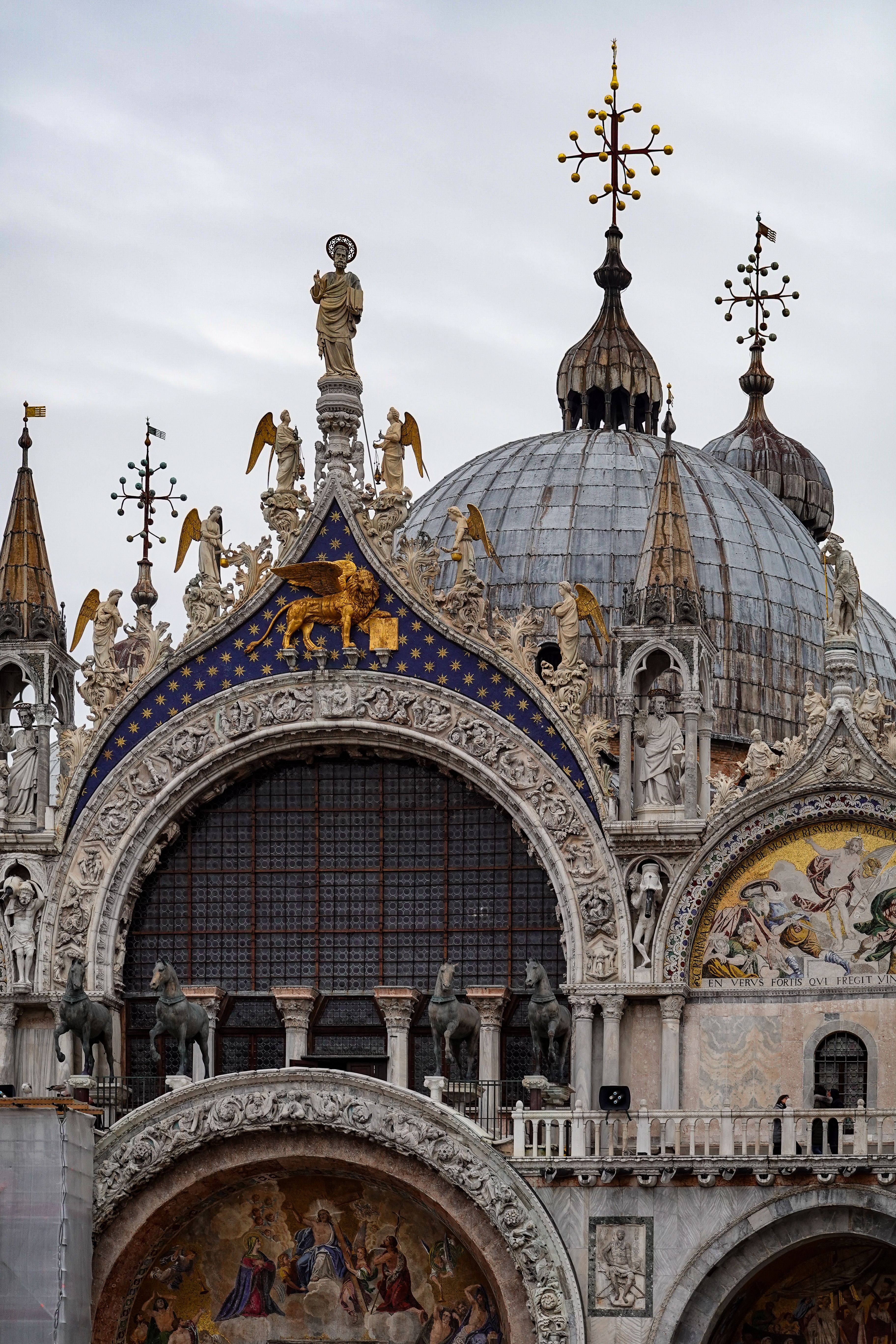 Markusdom Venedig mit goldenen Mosaiken und Statuen